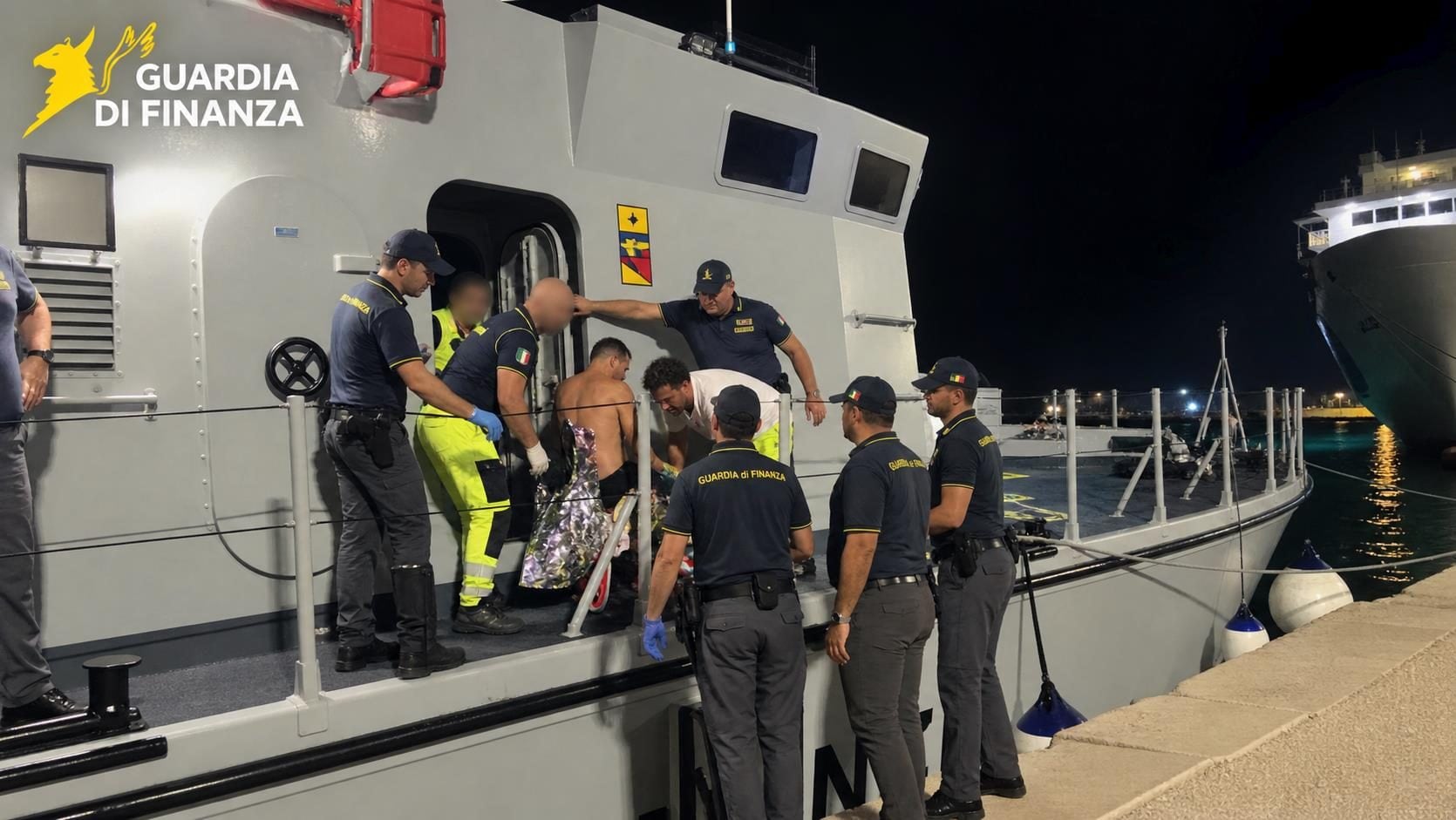 Il video della nave che esplode nel Canale di Sicilia, 40enne si getta in mare per salvarsi ma rischia di annegare