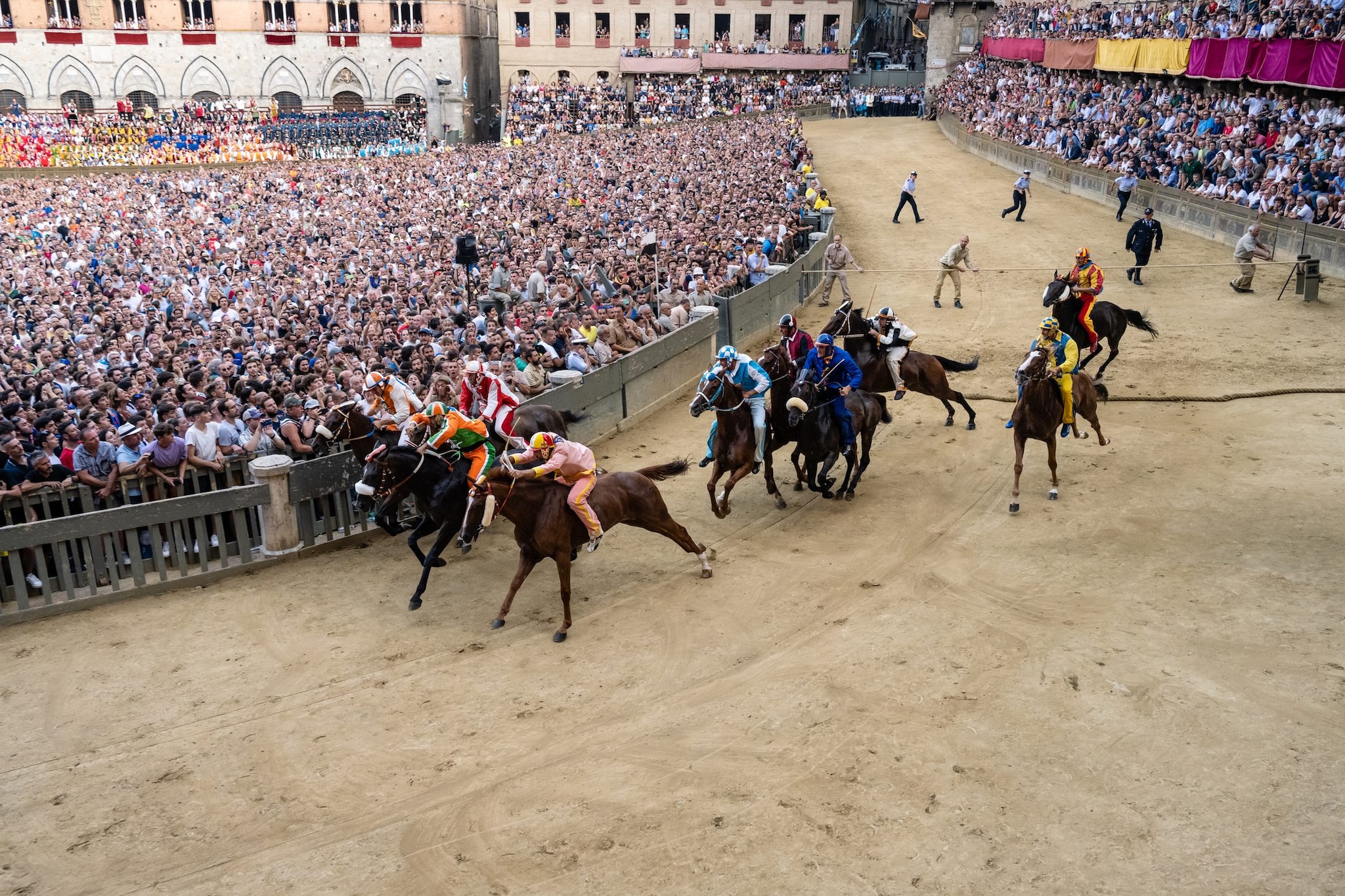 Palio di Siena rinviato a domani 17 agosto, tufo impraticabile in Piazza del Campo per il temporale