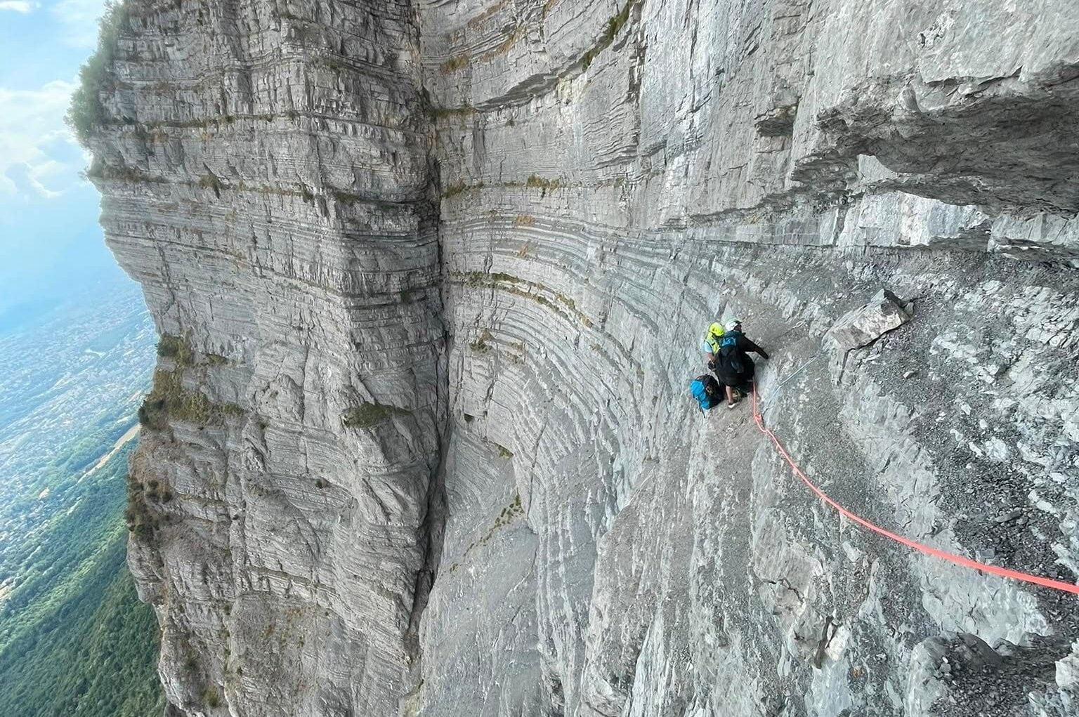 Cade col parapendio e si aggrappa alle rocce sulle montagne: salvataggio impossibile a Saint-Ismier