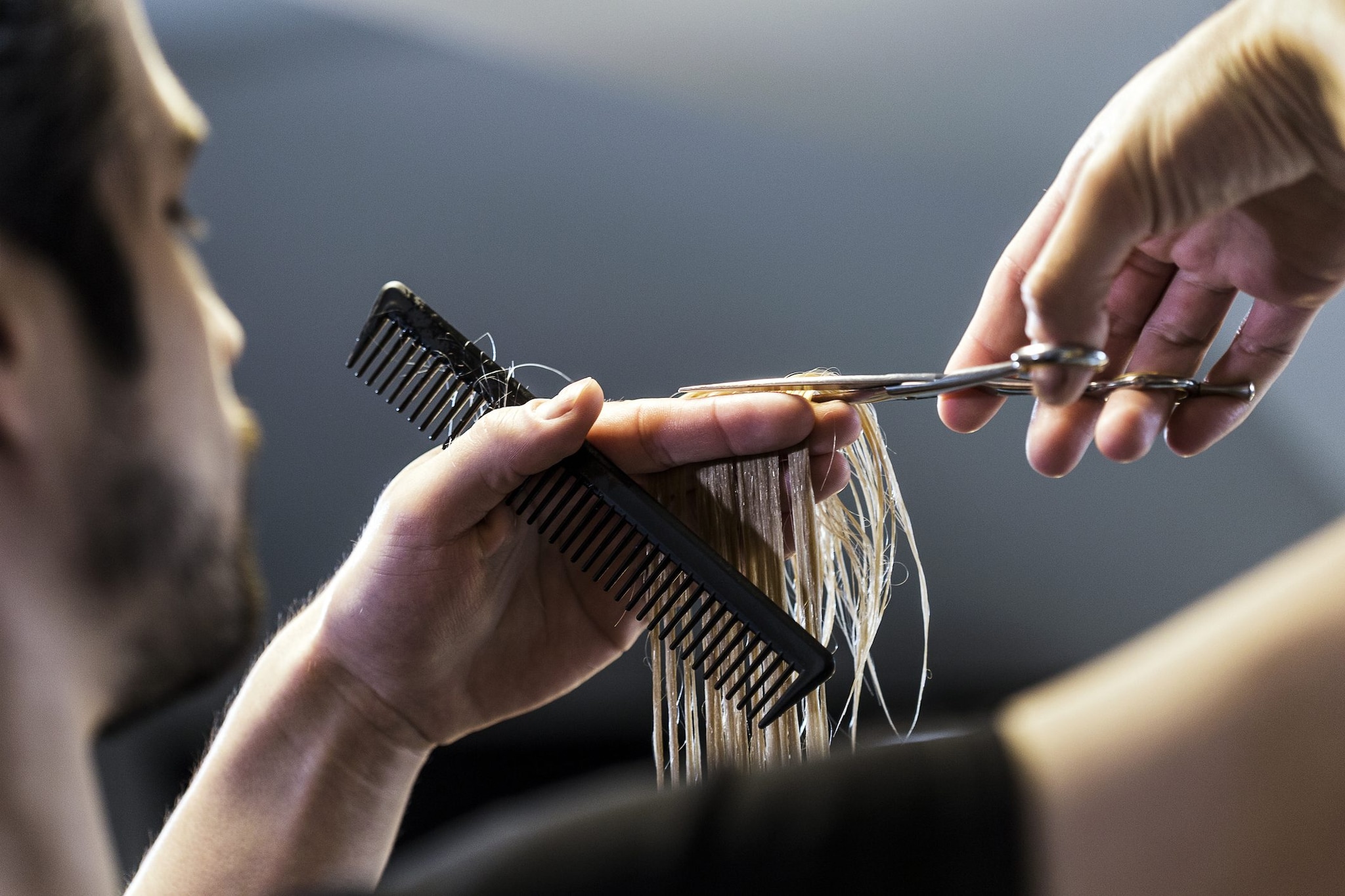Parrucchiere sbaglia la tintura e la cliente deve tagliarsi tutti i capelli: condannato a risarcirla per 9mila euro