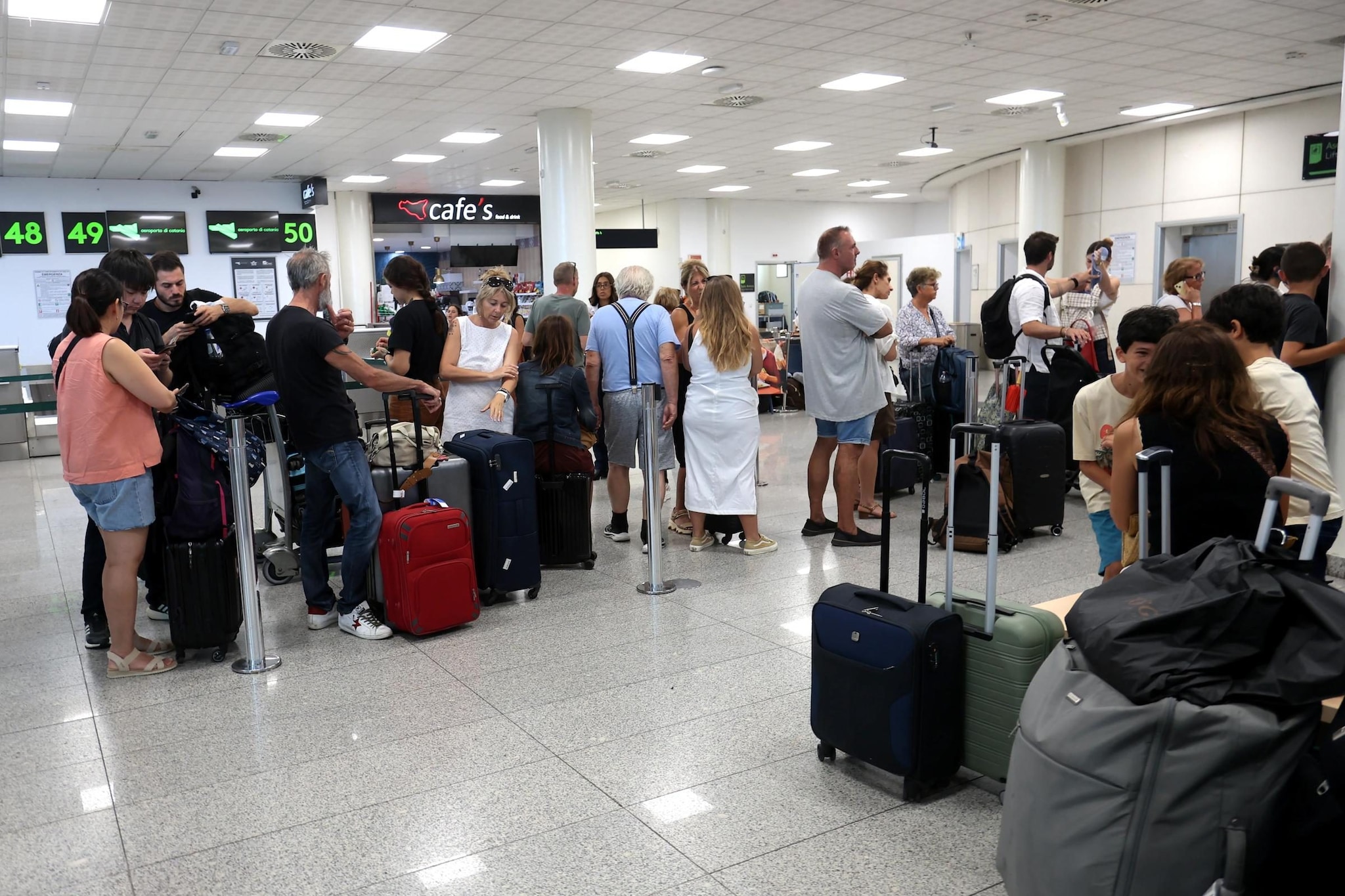Volo cancellato per l’Etna, famiglia perde la vacanza: "Cercato alternative per ore, nessuno ci ha aiutato"