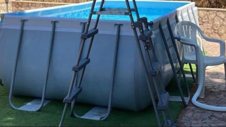 Bimba di 2 anni morta in piscina a Palermo, era in vacanza coi genitori. L'autopsia: "È annegata"