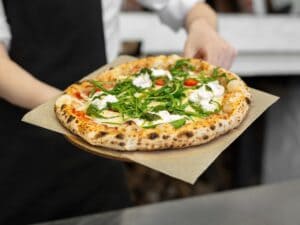 Titolare di ristorante picchiato a Correggio per una pizza in ritardo
