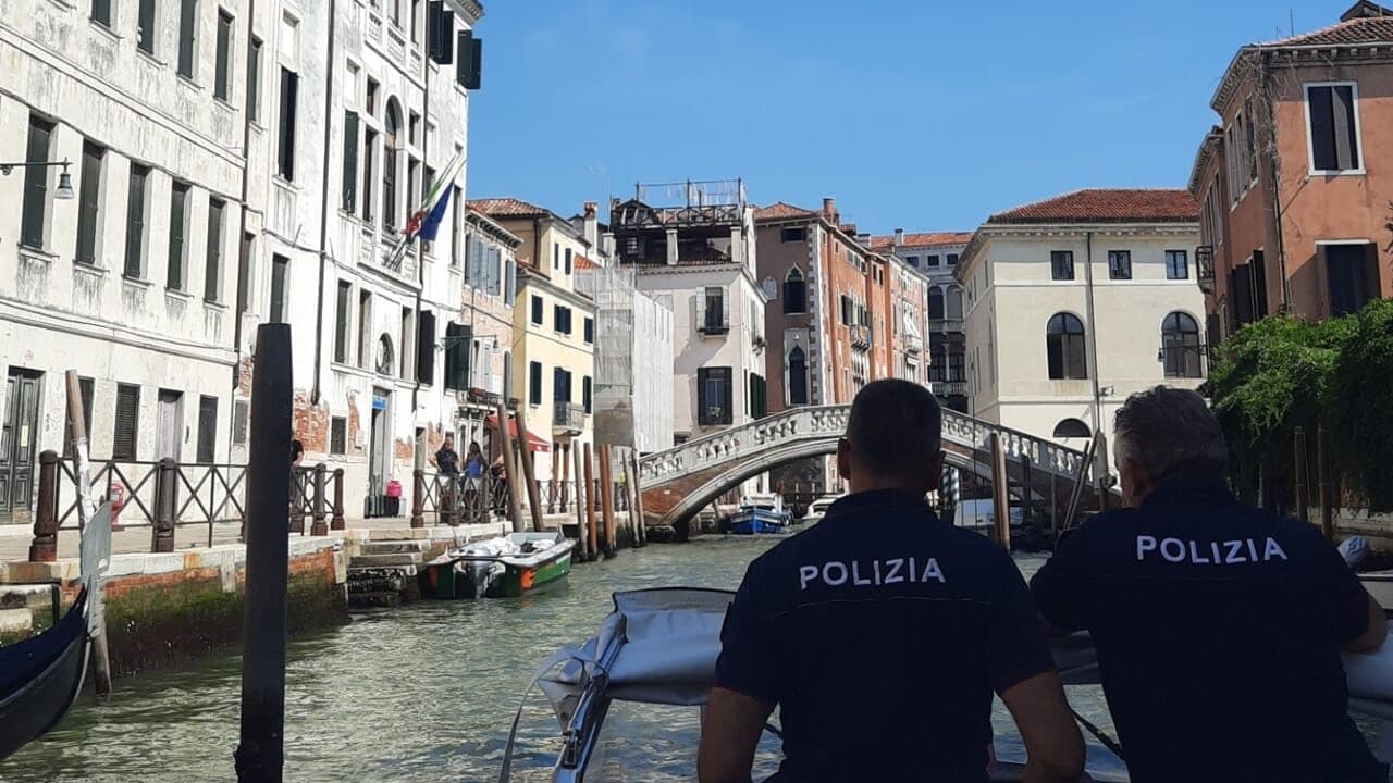 Deruba una coppia di anziani a Venezia, poi il malore: morto a 47 anni il borseggiatore "Mika"