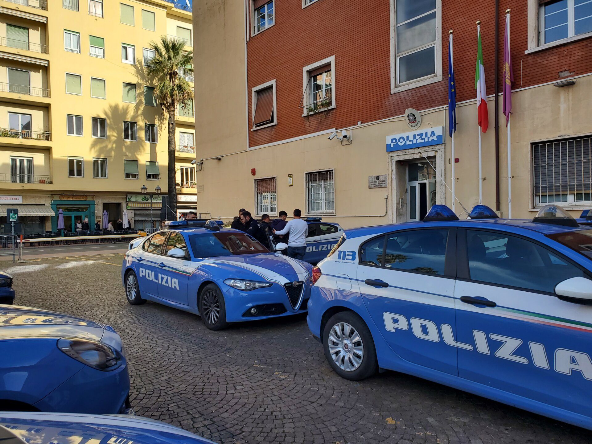 "Fate troppo rumore", poi il pugno alla nuca: 69enne cade e batte la testa, è grave. Caccia ai ragazzini