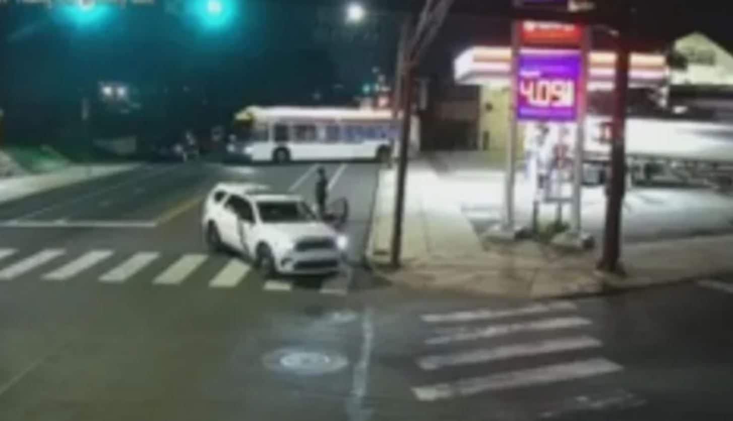 Passante investito da auto pirata in Usa: dai video si scopre che poliziotto in servizio lo aveva lasciato sull'asfalto
