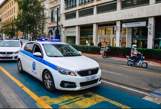 Tiene il cadavere del padre nel congelatore per due anni per incassarne la pensione: arrestato in Grecia
