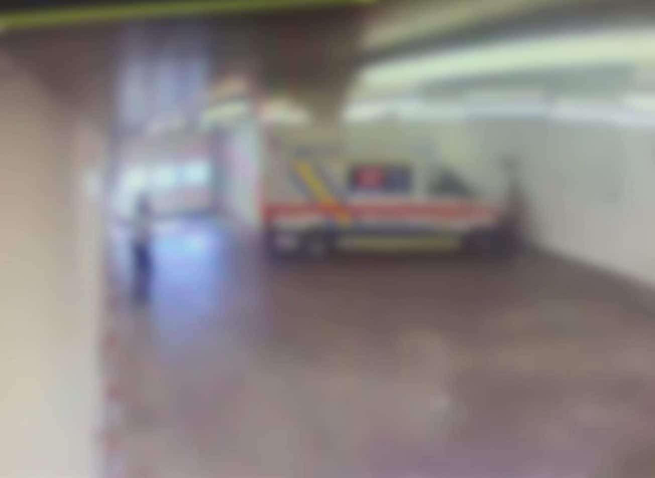 Prato, tre spari al pronto soccorso: nel video si vede la fuga del 22enne ammanettato e l'agente che apre il fuoco