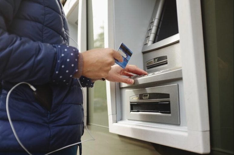 Morta da 10 anni, il figlio continua a incassare la pensione e usa 230mila euro per aprire anche un negozio