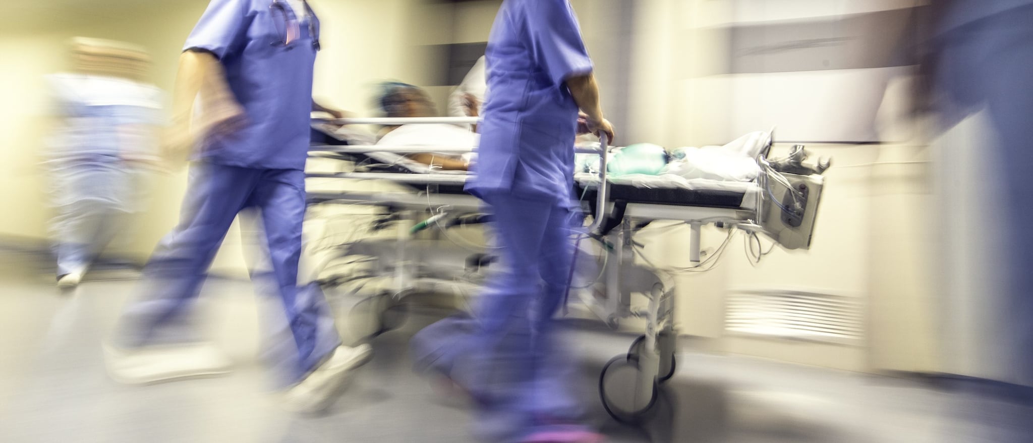 Arrestato e ferito si alza e scappa dal pronto soccorso, agente spara e lo colpisce: caos all’ospedale di Prato