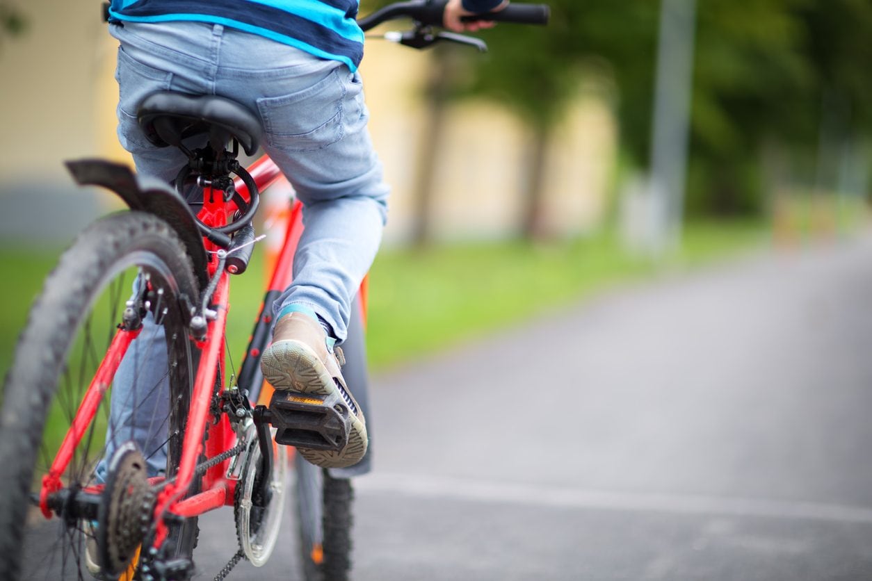 Bulli adolescenti insultano un ciclista, lui li insegue e poi si difende: "Li ho colpiti per sbaglio"