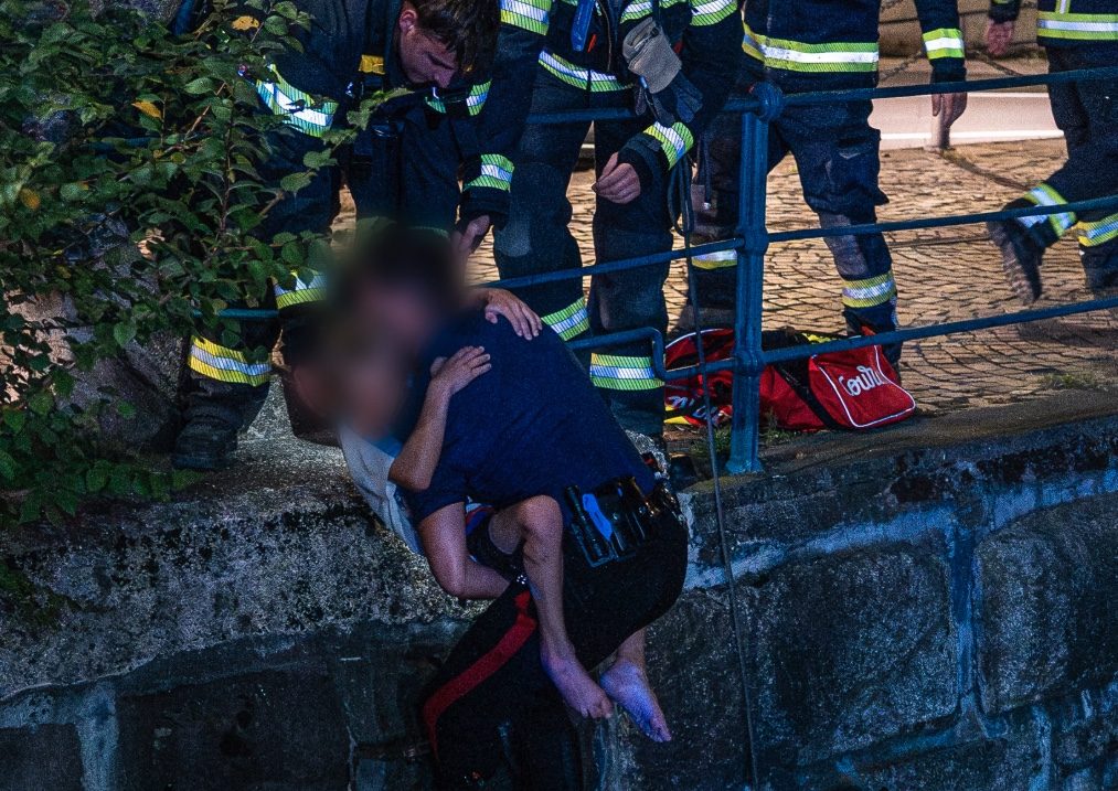 Tre bimbi scendono e rimangono bloccati in mezzo al fiume a Merano: carabiniere si cala e li salva, il video