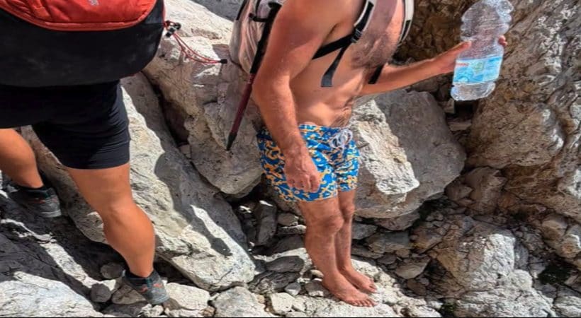 Scalzo, a petto nudo e in costume sul Gran Sasso: le foto diventano virali. Interviene il Soccorso Alpino