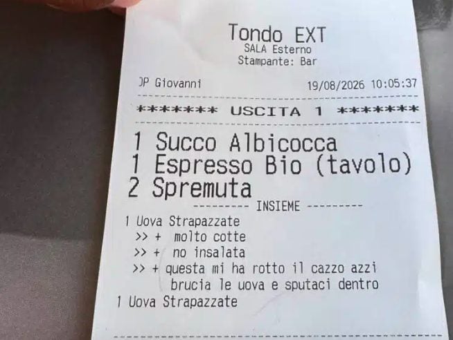 "Brucia le uova e sputaci dentro", il cameriere 17enne torna al lavoro. Cliente insultata sui social