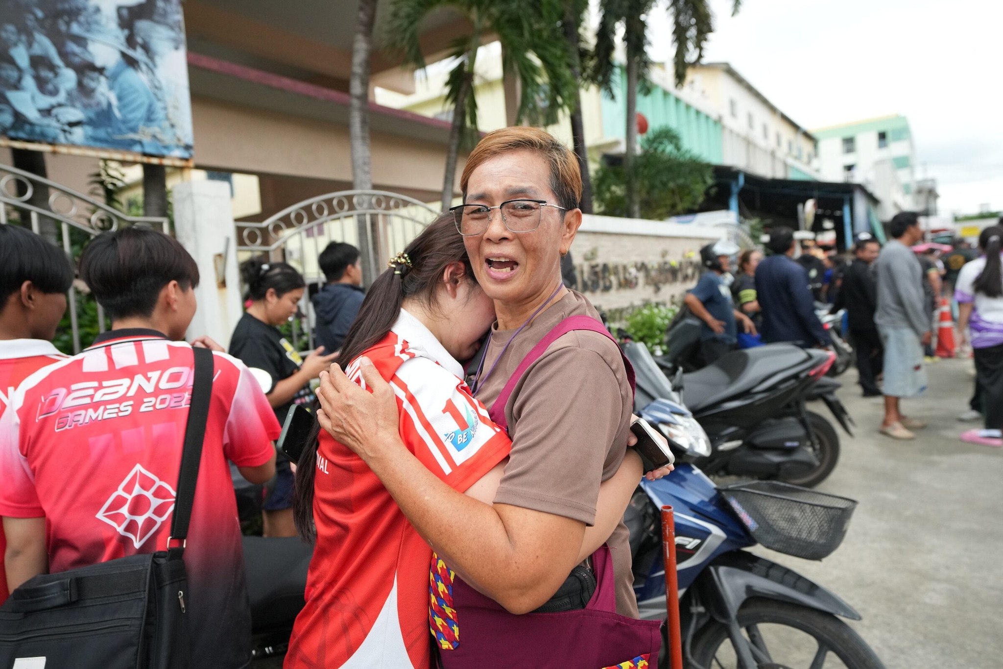 Foto scattata all'esterno della scuola thailandese dove è avvenuta la sparatoria oggi, venerdì 7 agosto.