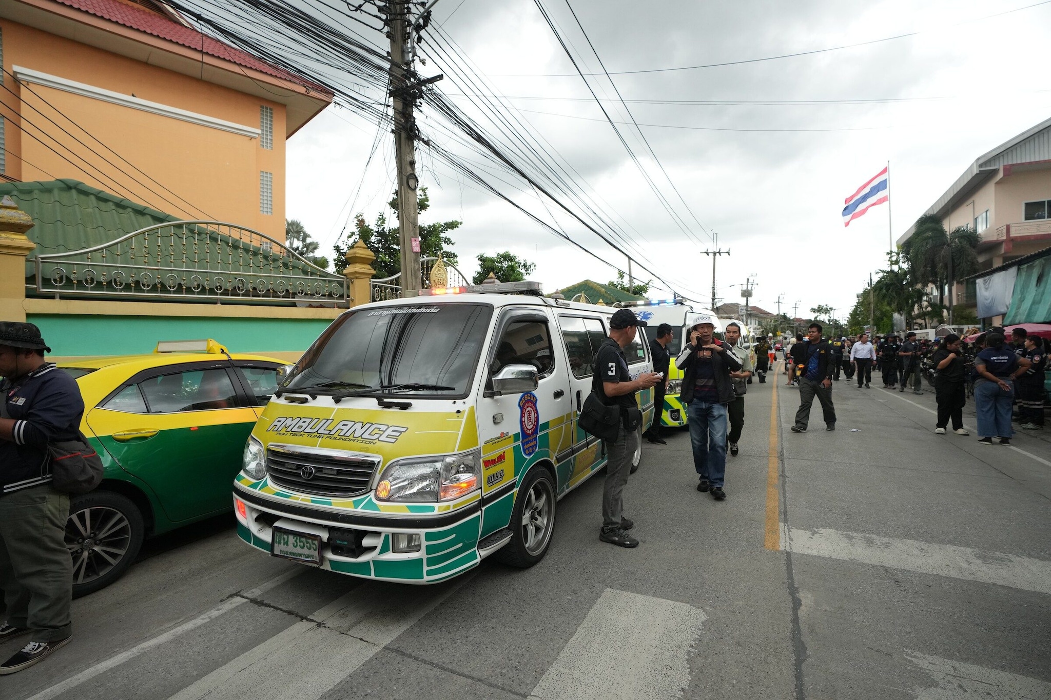 Foto scattata all'esterno della scuola thailandese dove è avvenuta la sparatoria oggi, venerdì 7 agosto.