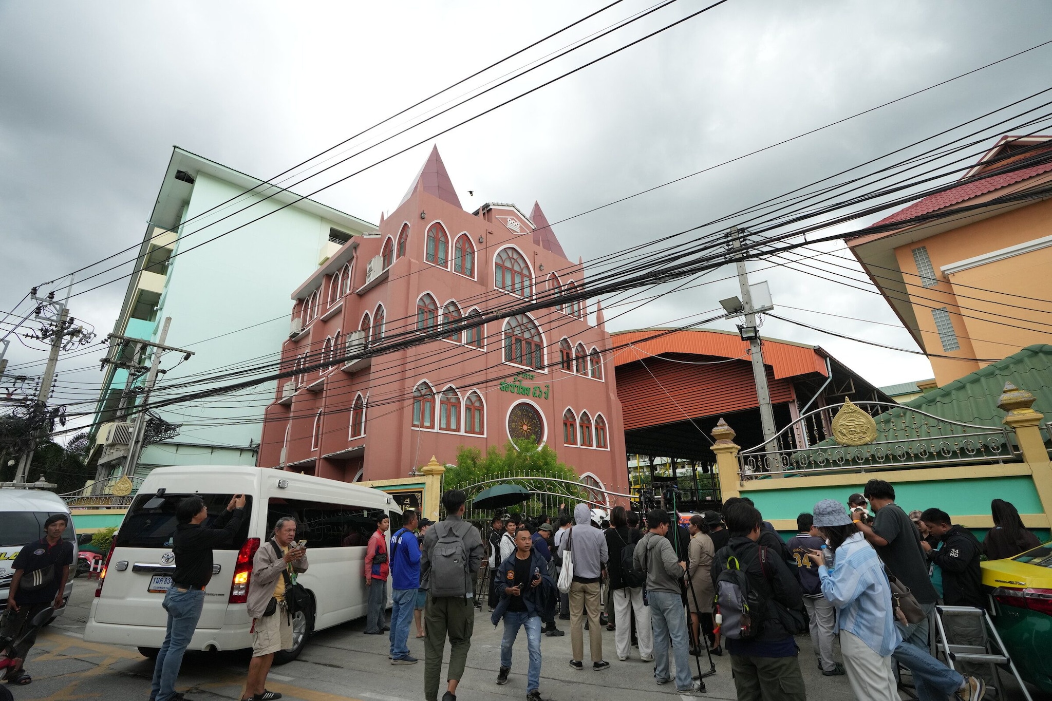 Sparatoria in una scuola in Thailandia, studente apre il fuoco e si toglie la vita: "Almeno 7 morti e 15 feriti"