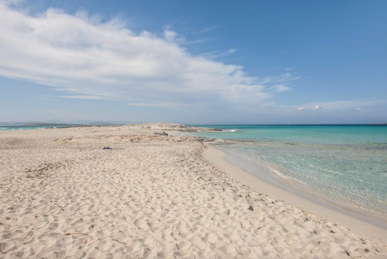 Formentera, turista italiana 60enne muore annegata: inutili i tentativi di rianimazione durati 45 minuti