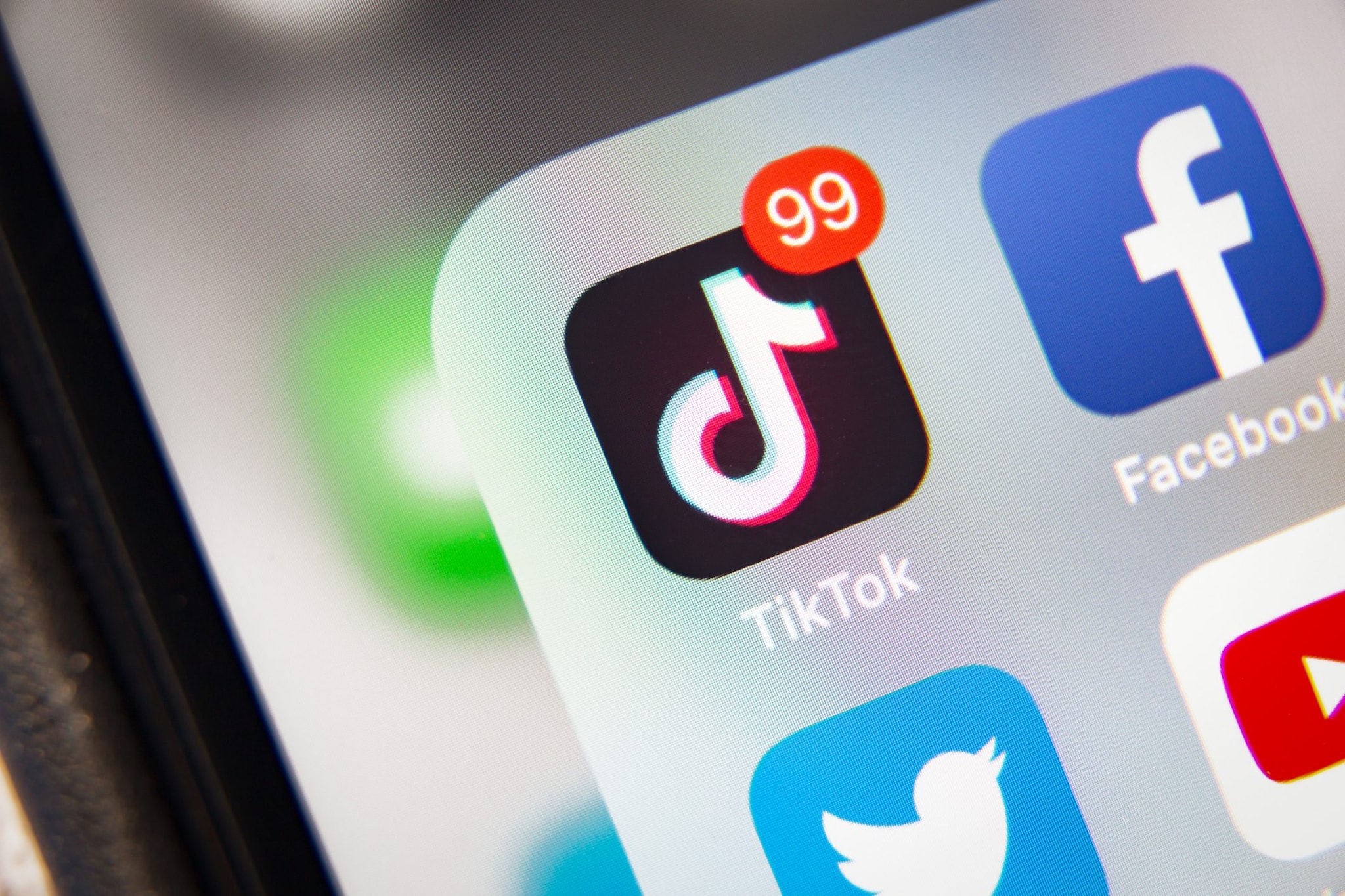 Padre finge di essere la figlia su TikTok e attira in casa l’uomo accusato di stupro: poi gli spara