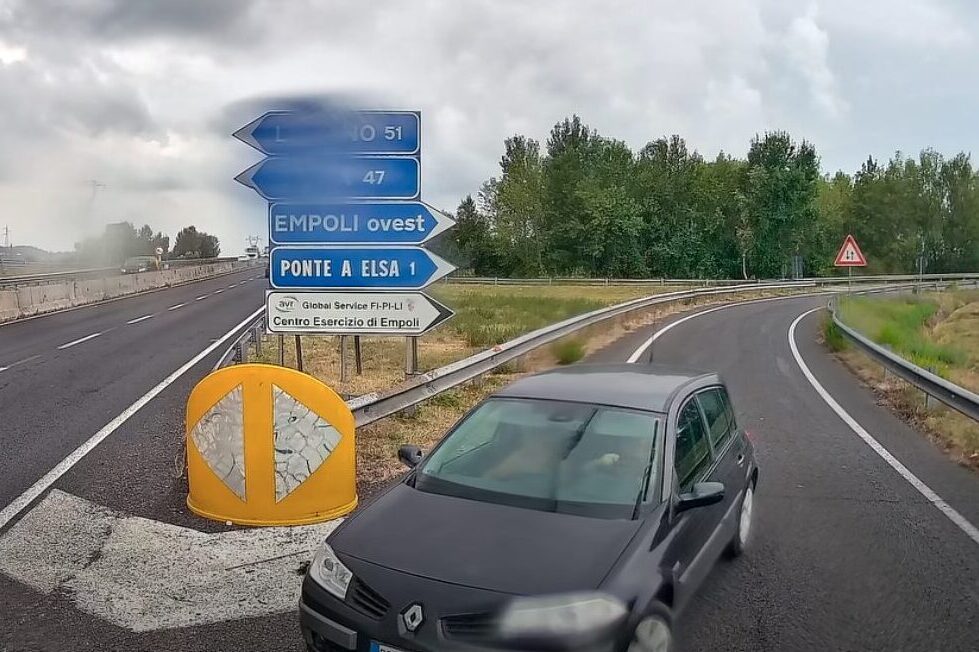 Il video dell'auto contromano sulla Firenze-Livorno, il tir con una manovra evita l'incidente: "Che botta!"