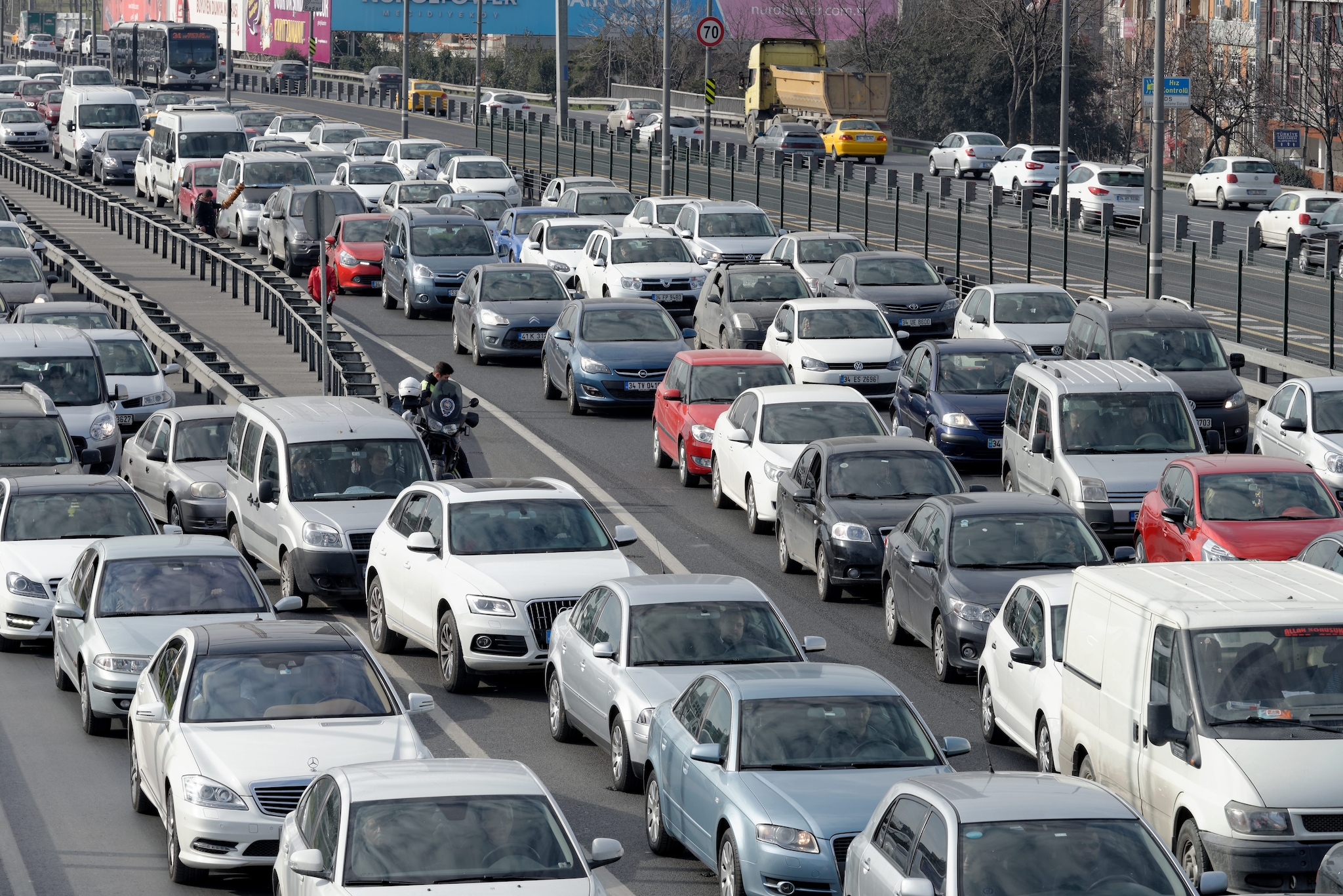 Previsioni traffico per il weekend di Ferragosto, quando partire: bollini rossi e gialli il 15 e 16 agosto