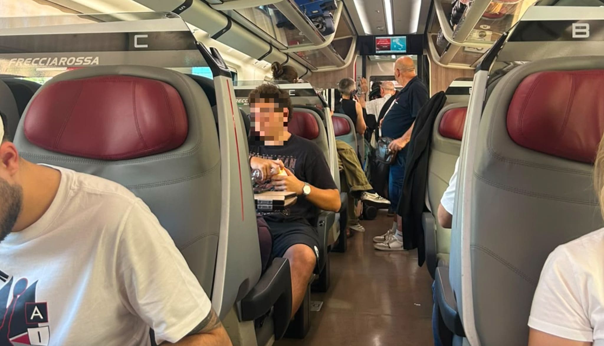 Frecciarossa investe persona a Rimini, ritardi e disagi a bordo. La passeggera: "Porte bloccate, aria condizionata assente"