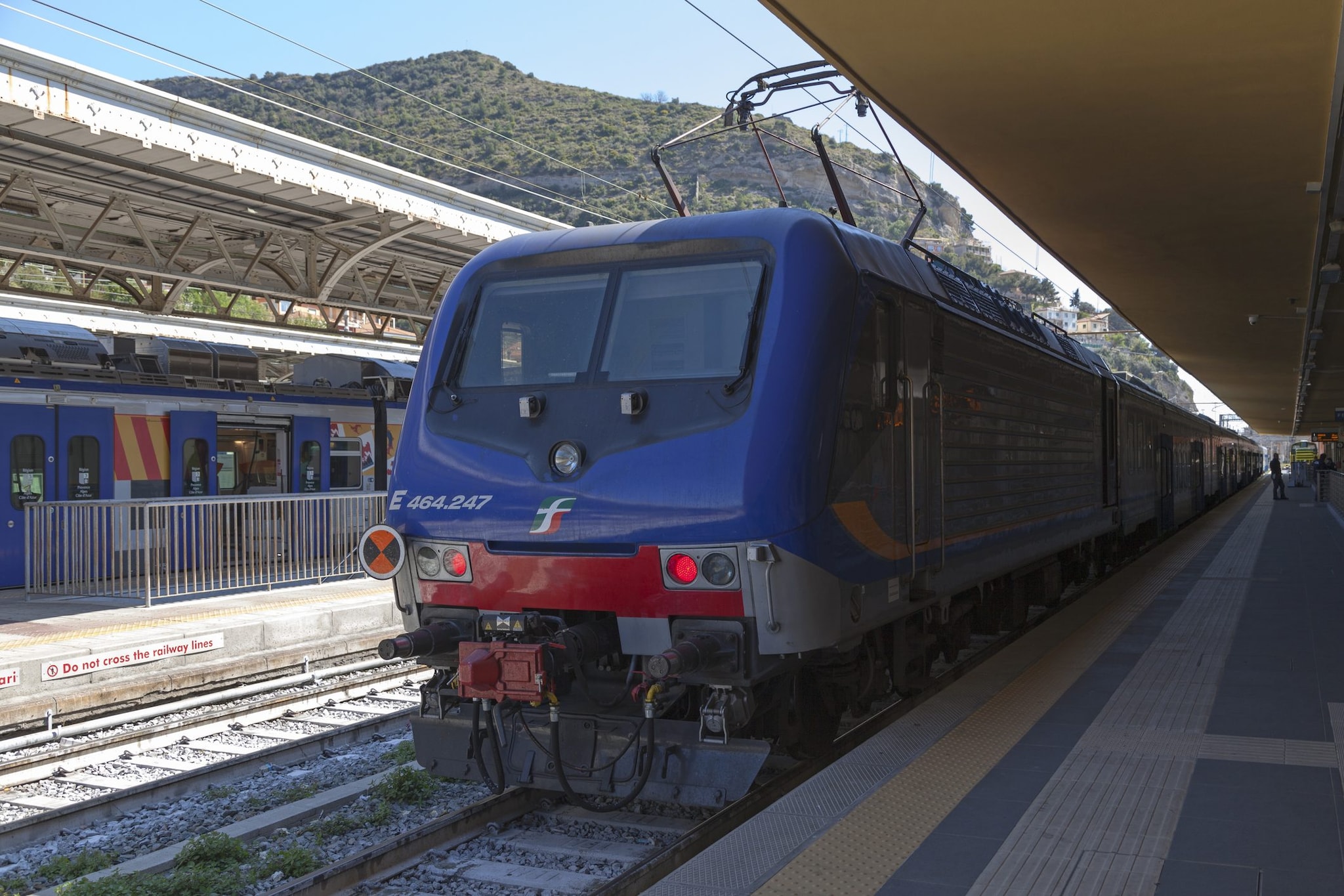 Persona investita sui binari sulla linea Bologna – Milano: treni fermi, cancellazioni e ritardi di oltre 120 minuti