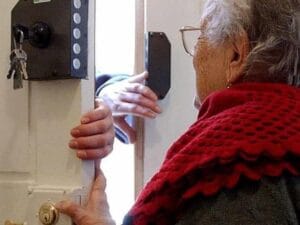 Truffatori in casa di anziani scoperti dai figli via webcam