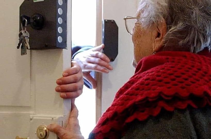 "Zia, sono io", truffatori entrano in casa degli anziani genitori. Figli vedono tutto: "7 minuti di terrore"