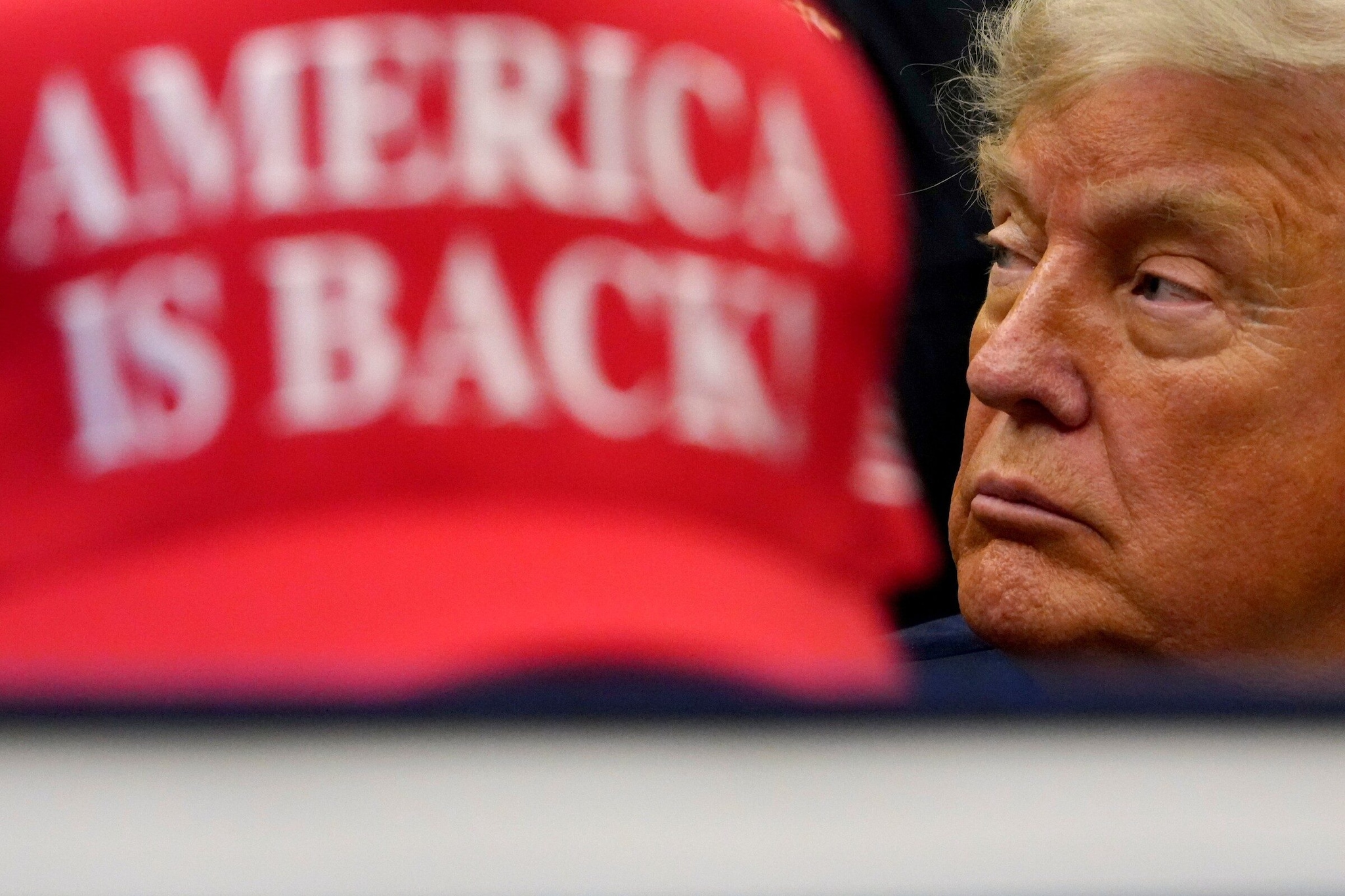 Trump sospende le richieste di visto per immigrati a livello globale