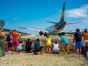 Odissea sul volo Ryanair Bologna-Malaga: dieci ore chiusi a bordo