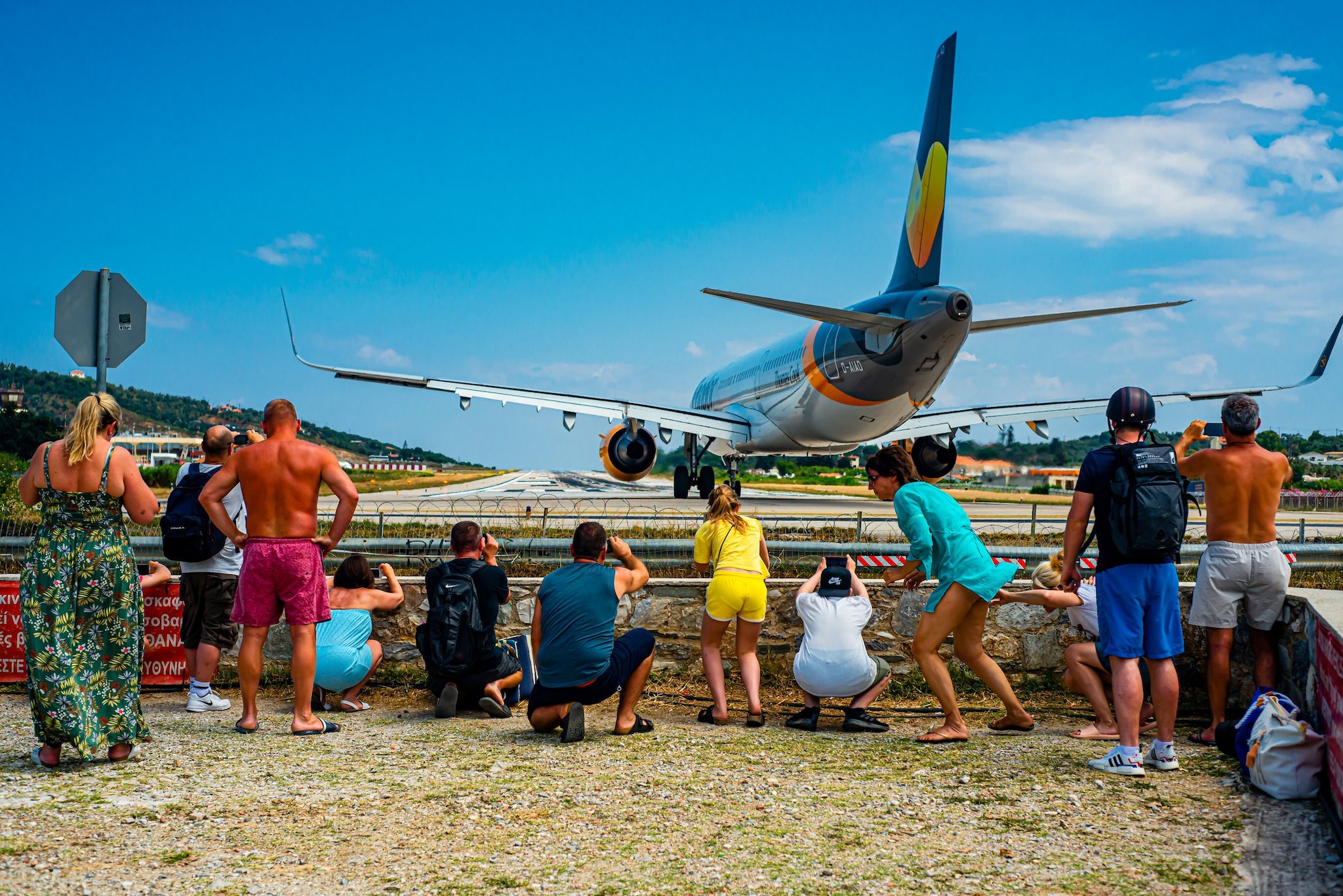 Si avvicina alla pista per vedere decollare l'aereo a Skiathos: turista italiana travolta dal getto, è grave