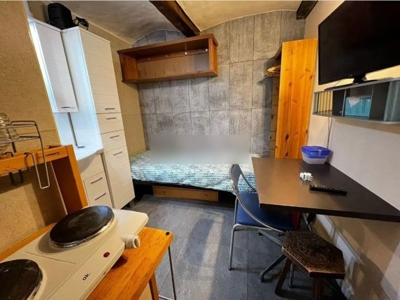 Il monolocale di 7 metri quadri in affitto a Modena a 330 euro al mese: dopo le polemiche interviene il Comune