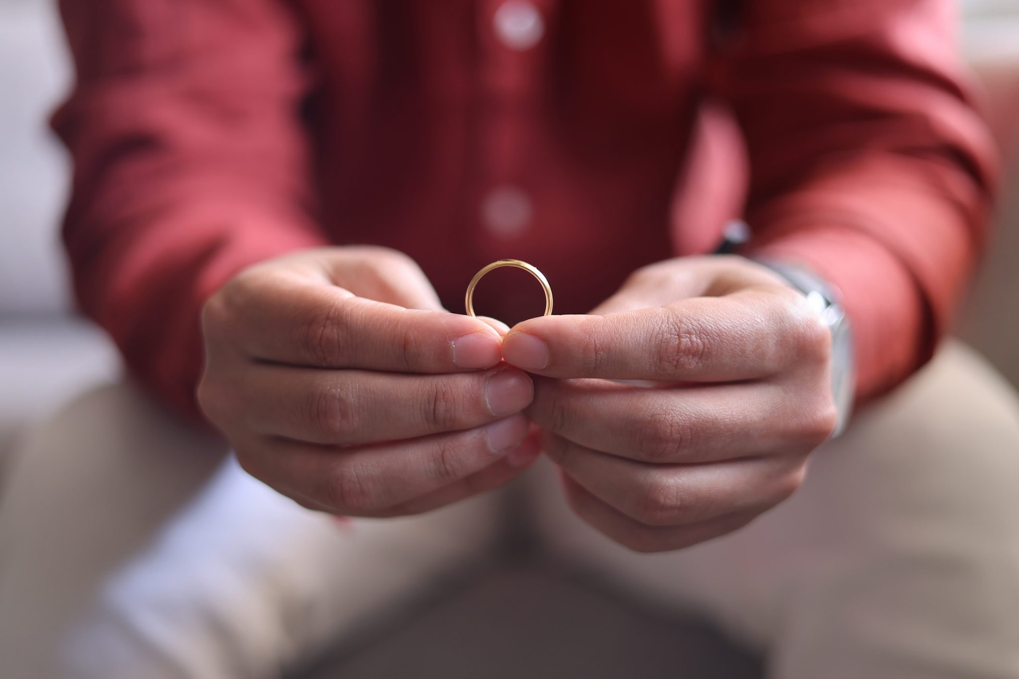 Ritrova la fede persa dal padre ed esaudisce il suo ultimo desiderio: l'anello recuperato dopo quasi mezzo secolo