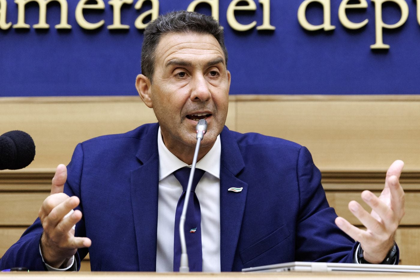 Il programma di Vannacci non è solo folklore: dall’aborto alle unioni civili, le proposte di FN sono pericolose