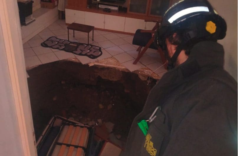 Terni, rientra a casa e trova il pavimento del salotto crollato: sotto c'era un rifugio antiaereo