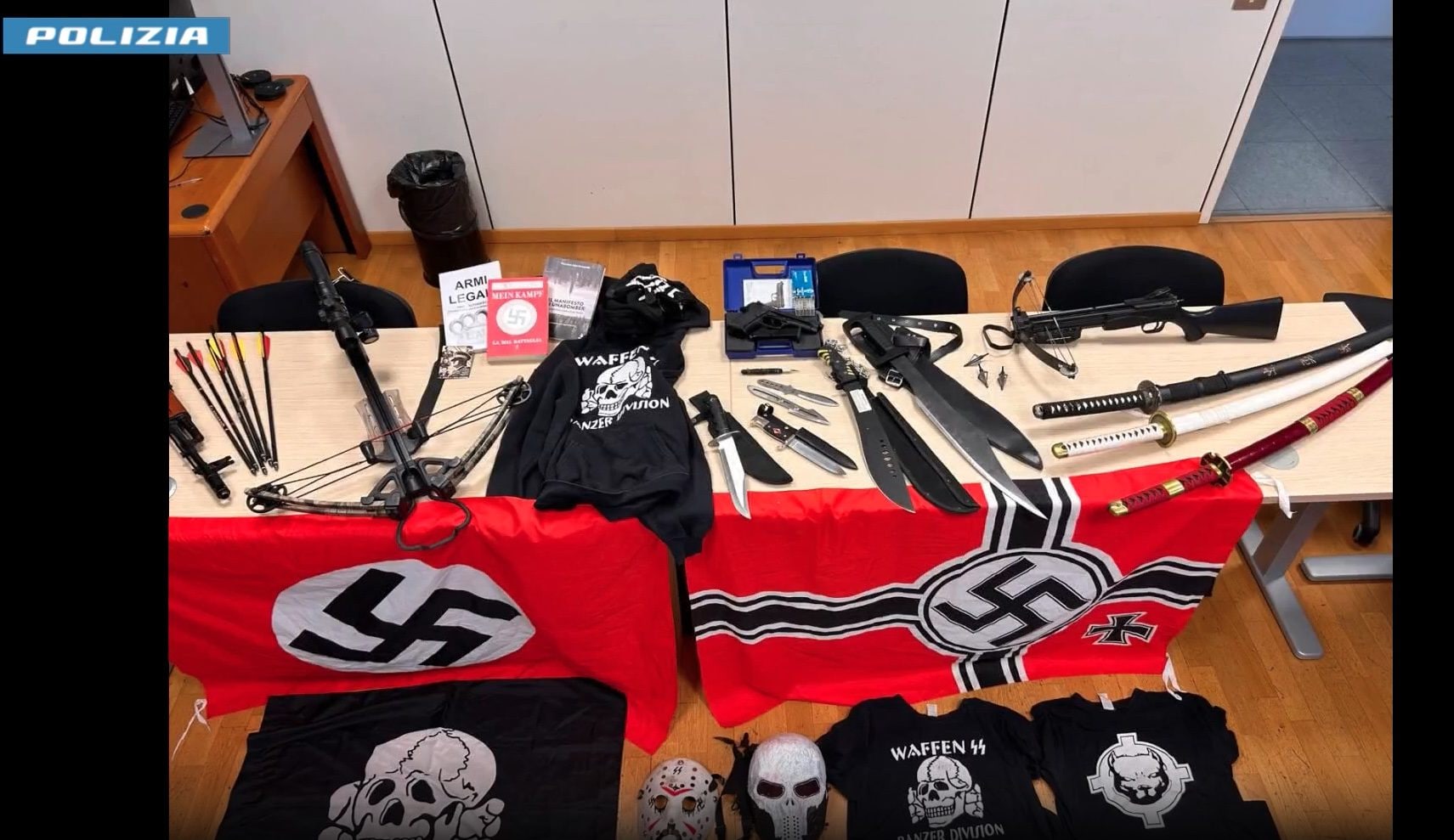 “Dobbiamo colpire ebrei, immigrati e gay”, arrestato 17enne: in casa katane, coltelli, balestre e manuali di bombe