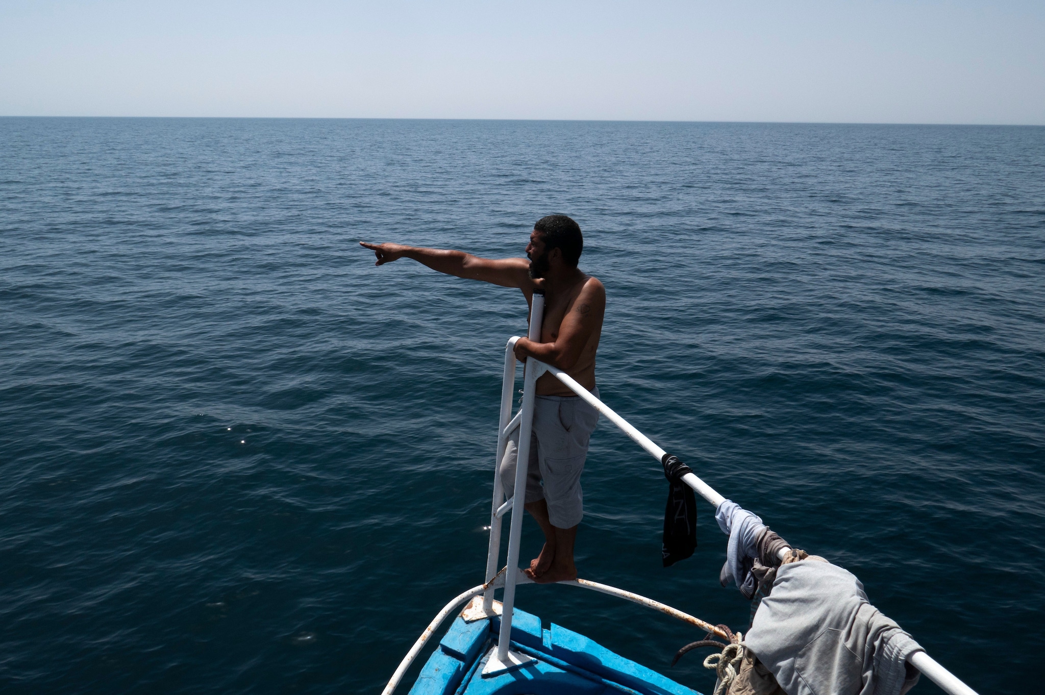 A Lampedusa sbarcano 58 persone: viaggiavano da giorni su un barchino di 7 metri, a bordo 11 donne e 3 bambini