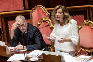 FdI non vota le preferenze e salva la legge elettorale. Ma a destra resta la tentazione di mollare il Melonellum