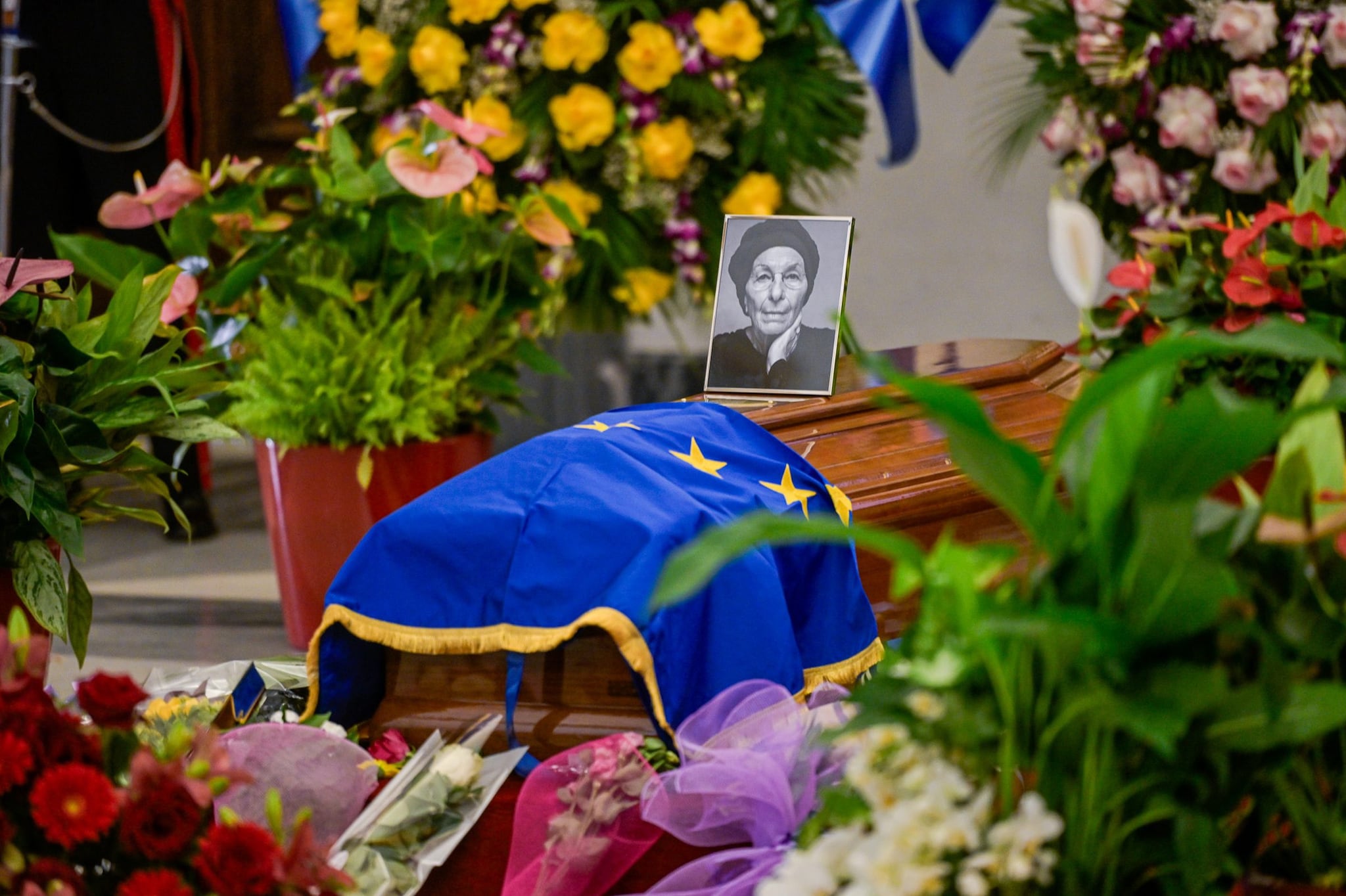 Funerali di Stato di Emma Bonino, come funzionano, a chi spettano e chi paga la cerimonia