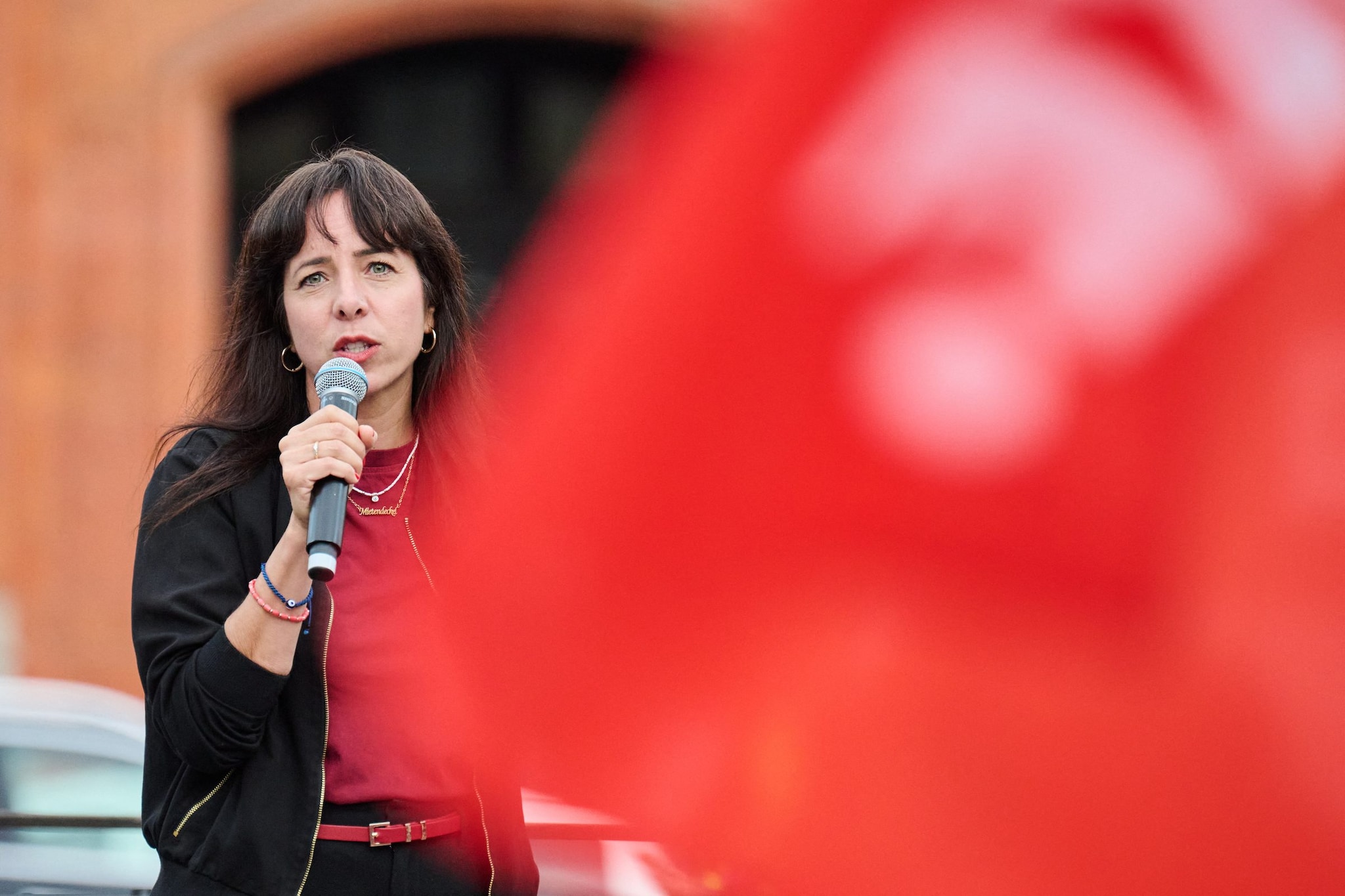 Chi è Elif Eralp, musulmana e figlia di immigrati turchi: la candidata di Linke che può diventare sindaca di Berlino