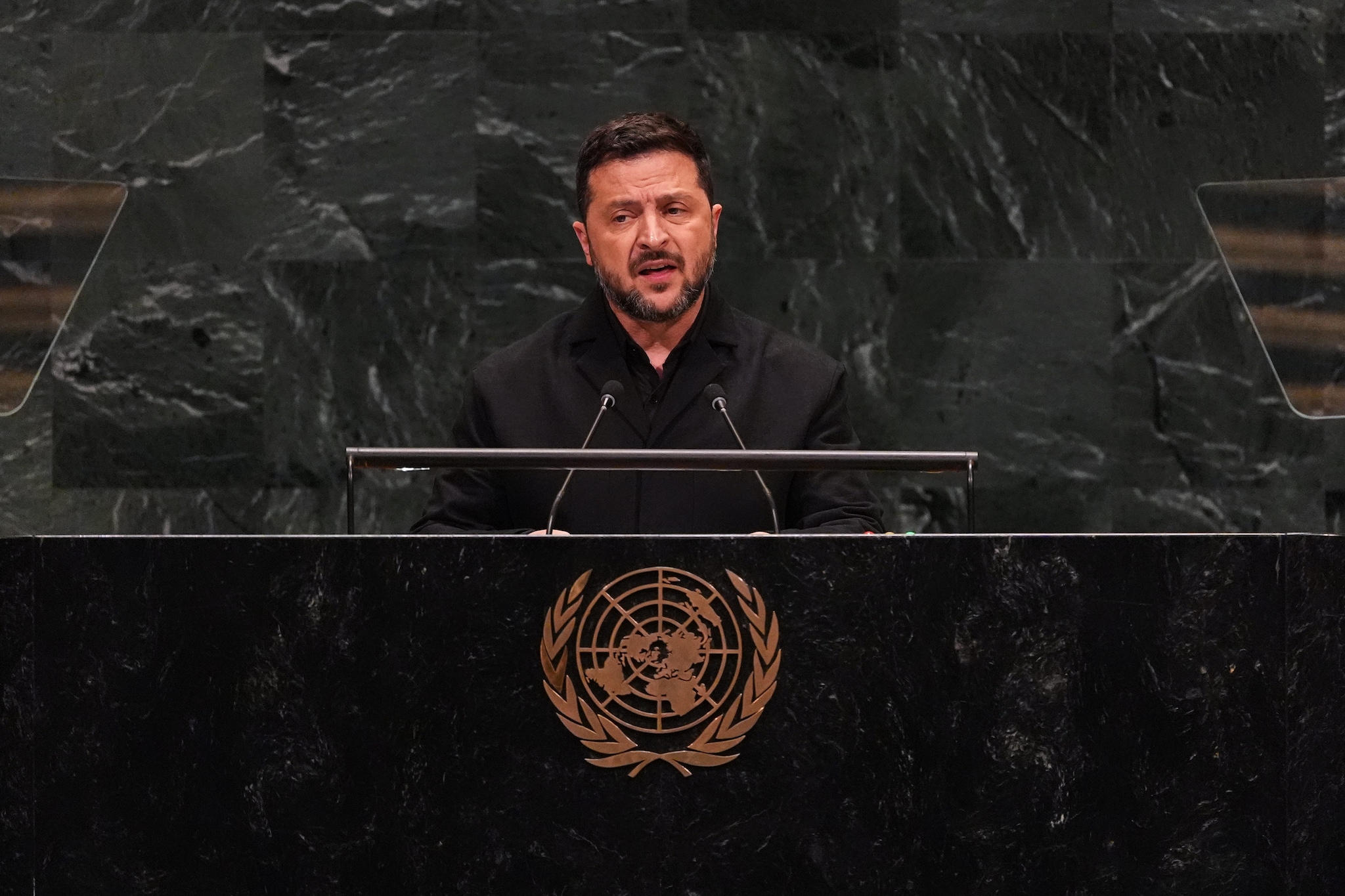Onu, Zelensky: "Putin deve essere fermato". Il presidente iraniano contro Trump: "Ci difenderemo dai bulli"