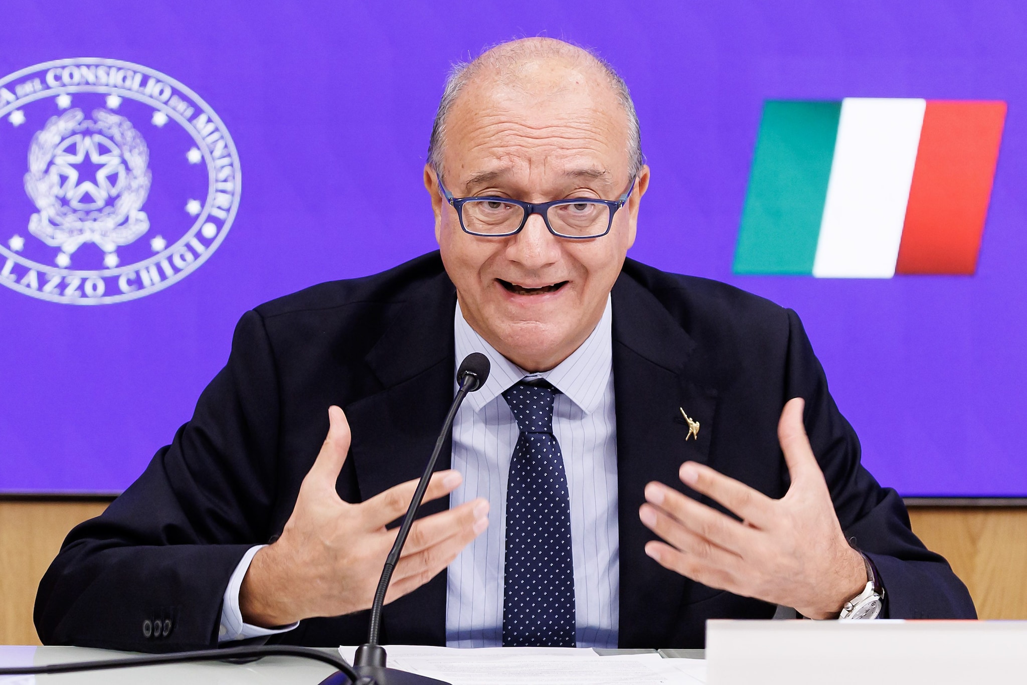 Le contraddizioni di Valditara: tetto per stranieri, ma tagli a docenti di italiano perché "ci sono meno studenti"