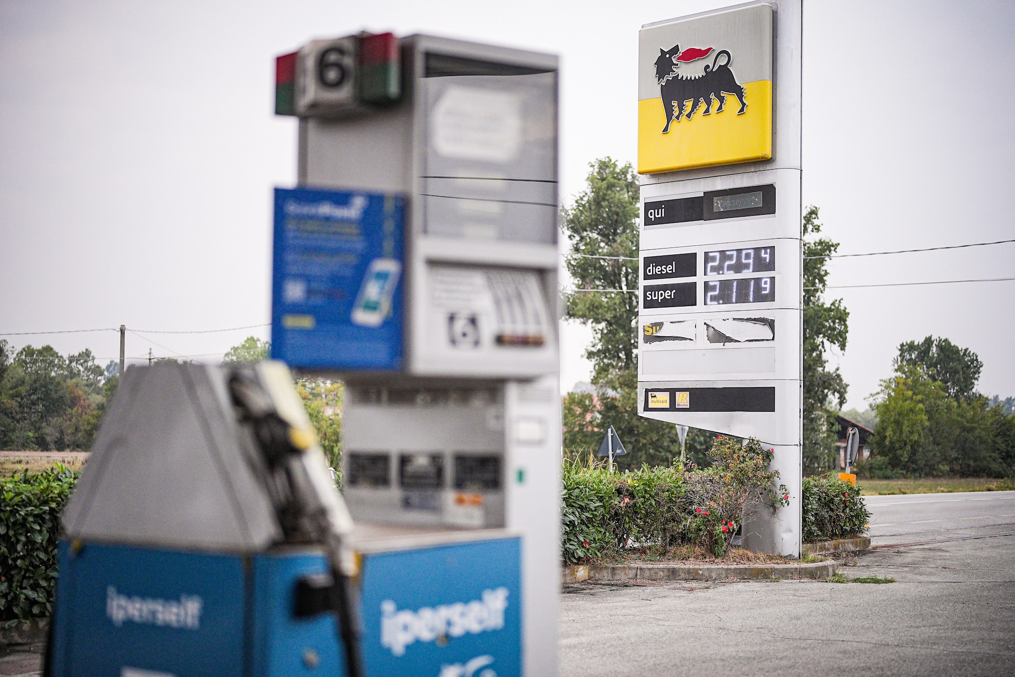 Benzina e gasolio: perché calmierare i prezzi non basta e servono le tasse sui ricchi