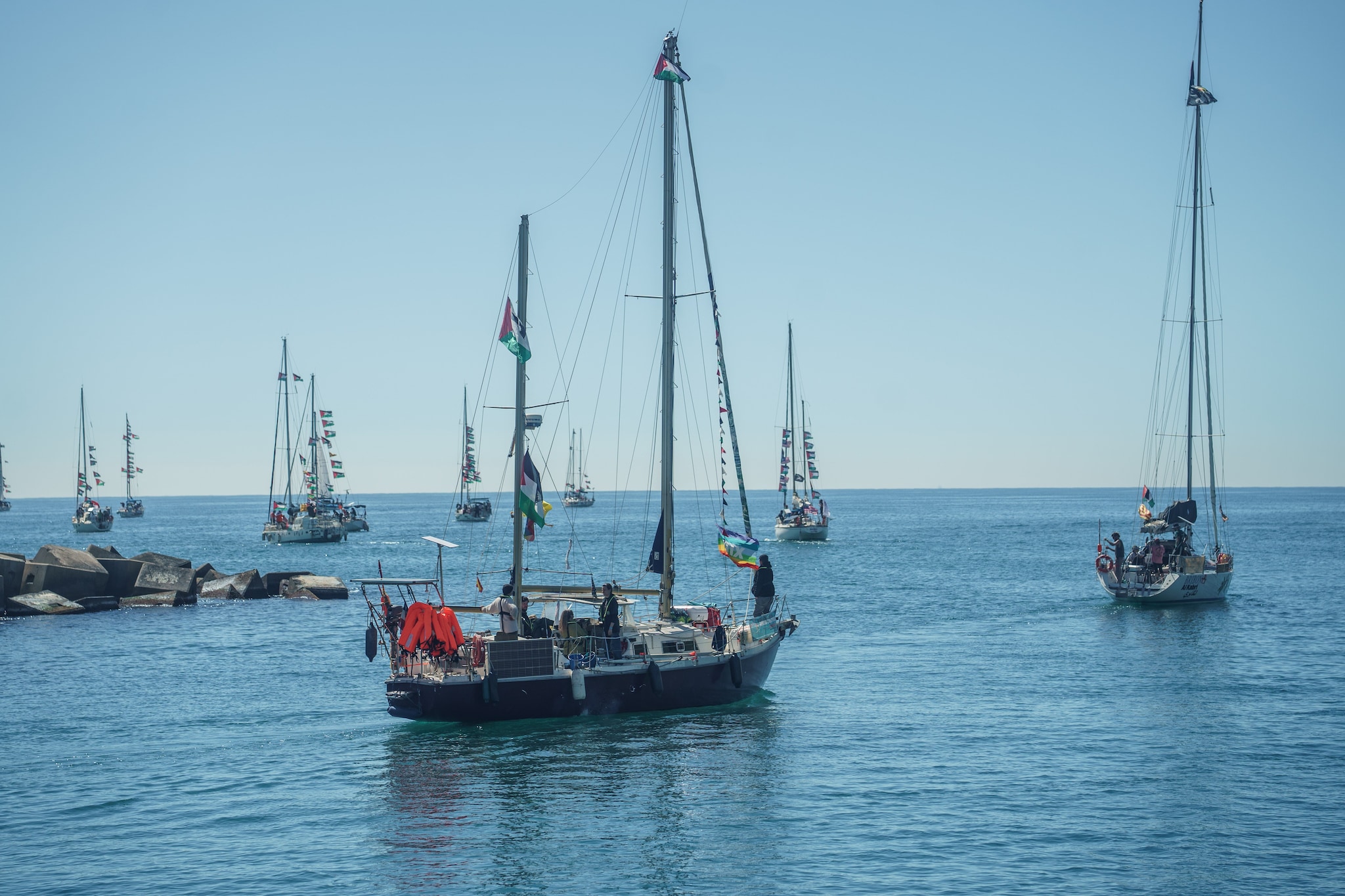 Attivisti della Flotilla detenuti in Tunisia. L'avvocato: "Nessuna cura in carcere dopo i colpi degli israeliani"