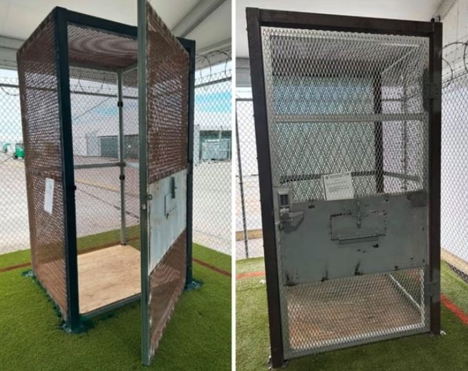 Gli USA di Trump hanno rinchiuso migranti in gabbie metalliche grandi come una cabina telefonica