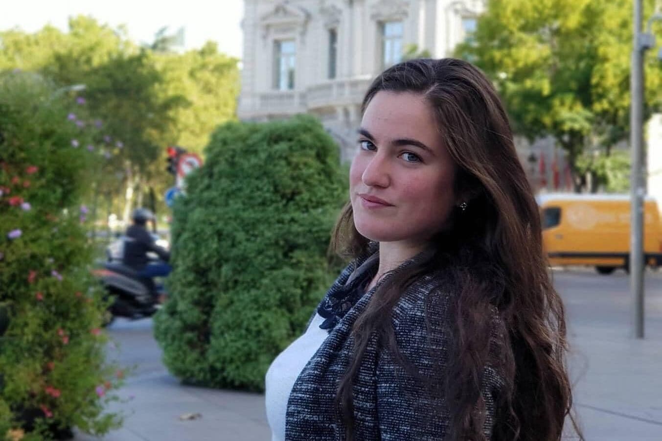 Anna Tuzzato morta a Bruxelles, rogo partito dalla sigaretta della padrona di casa: "Sistemi antincendio assenti"