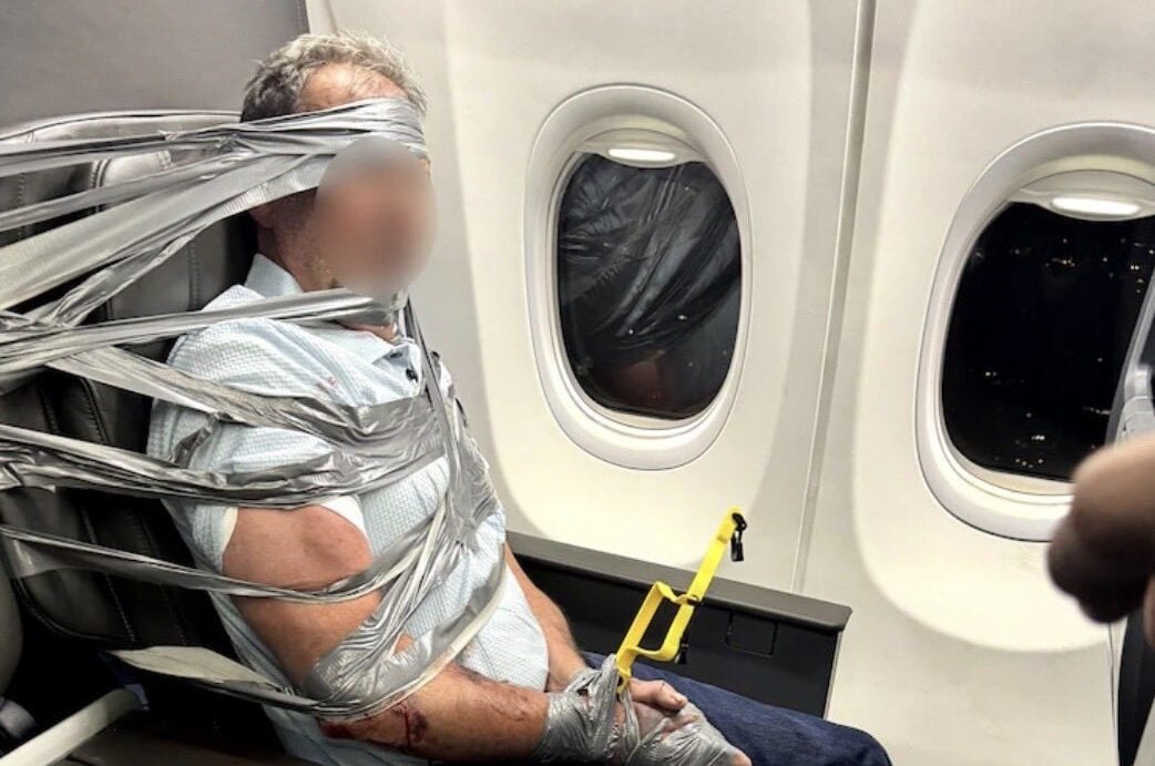 Usa, aggredisce il suo vicino di volo, gli altri passeggeri lo legano al sedile con lo scotch
