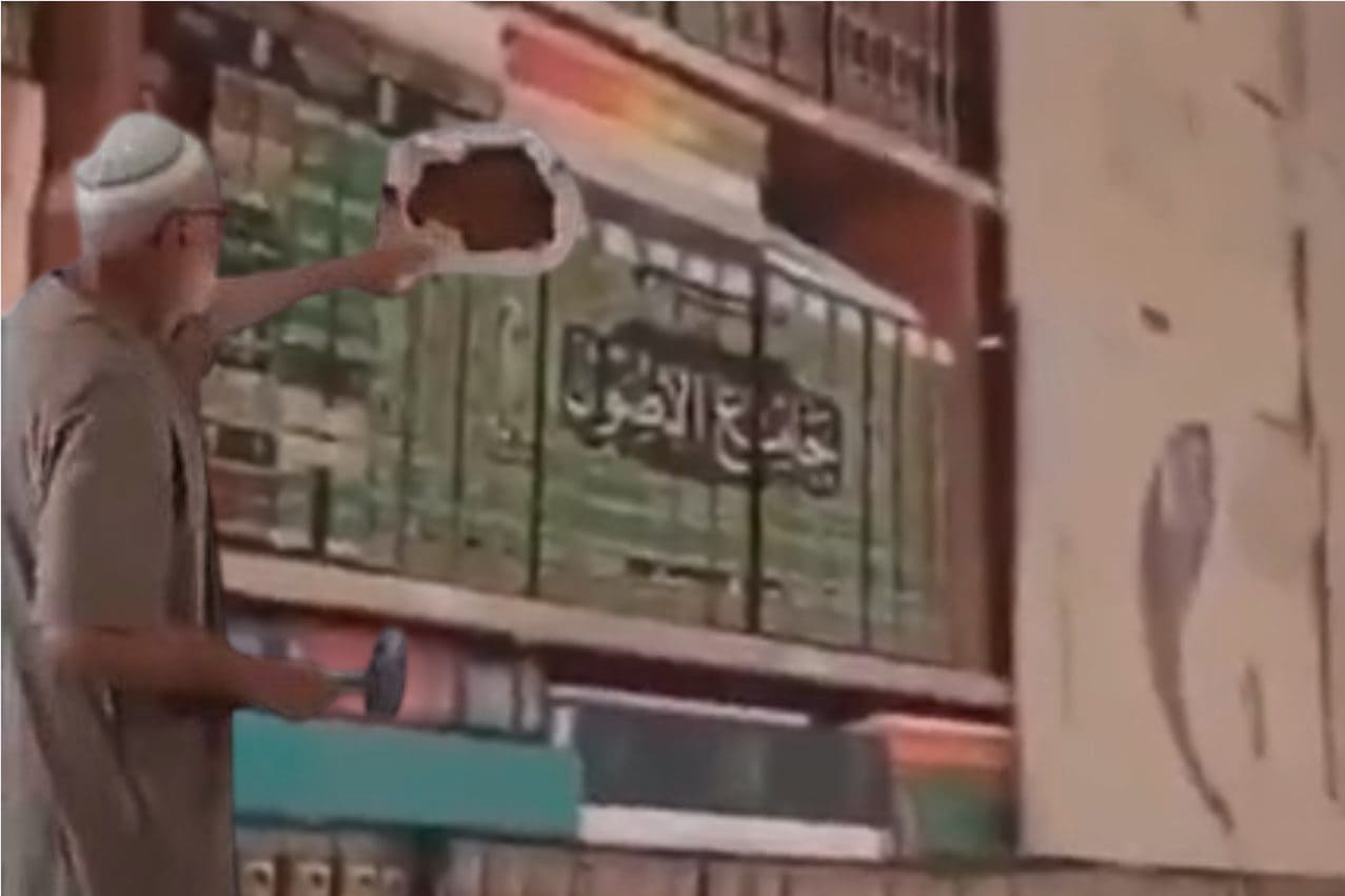 Nasconde libreria, documenti e soldi dietro un muro durante la guerra in Siria, 15 anni dopo li ritrova intatti