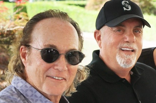 Billy Joel annuncia la morte di Jon Small, suo ex compagno di band: il cantante si innamorò di sua moglie